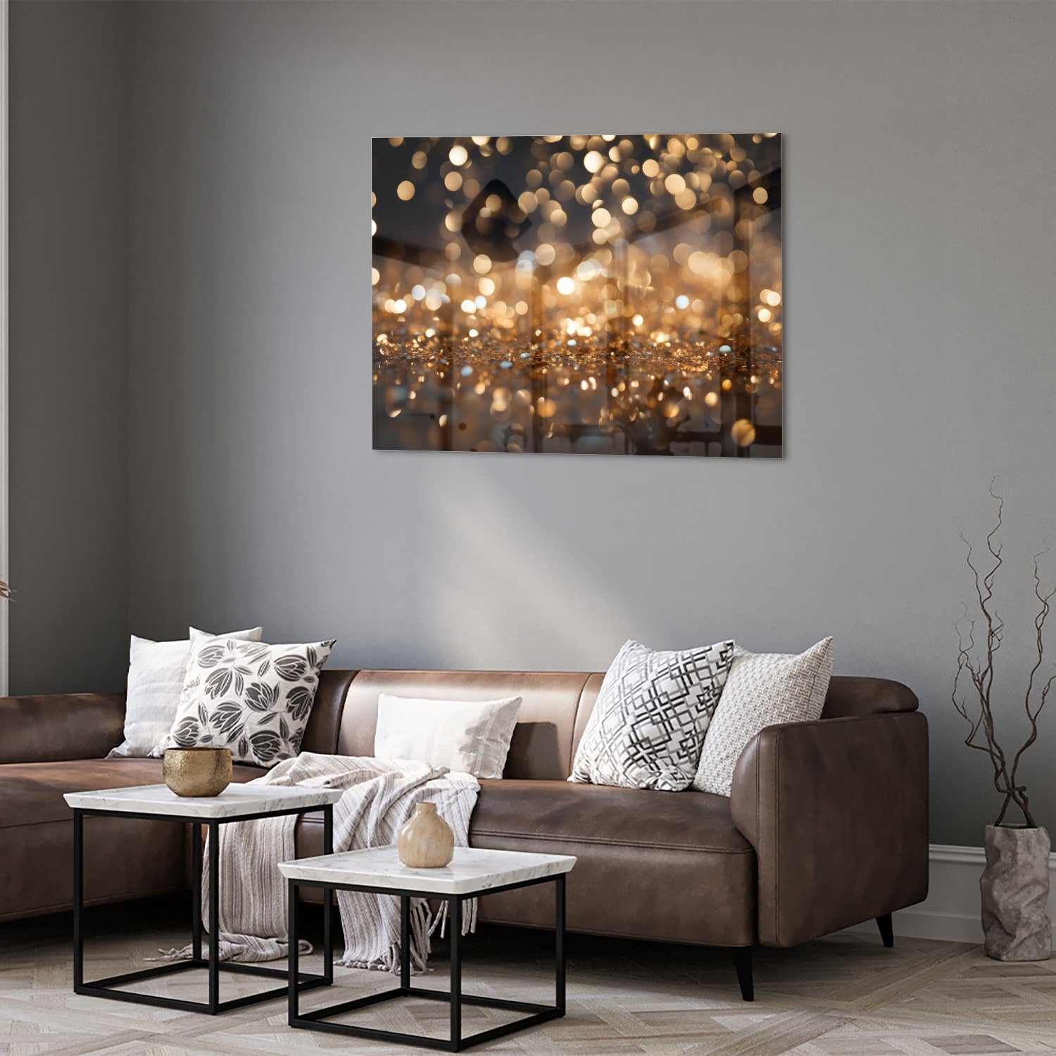 Glazen schilderij met gouden bokeh-effect aan de muur in een moderne woonkamer.
