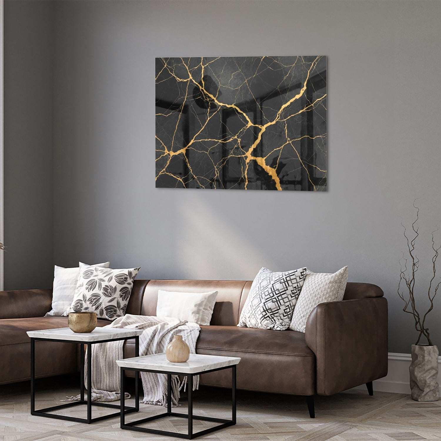 Glazen schilderij in zwart met gouden aderen, hangt aan een muur.