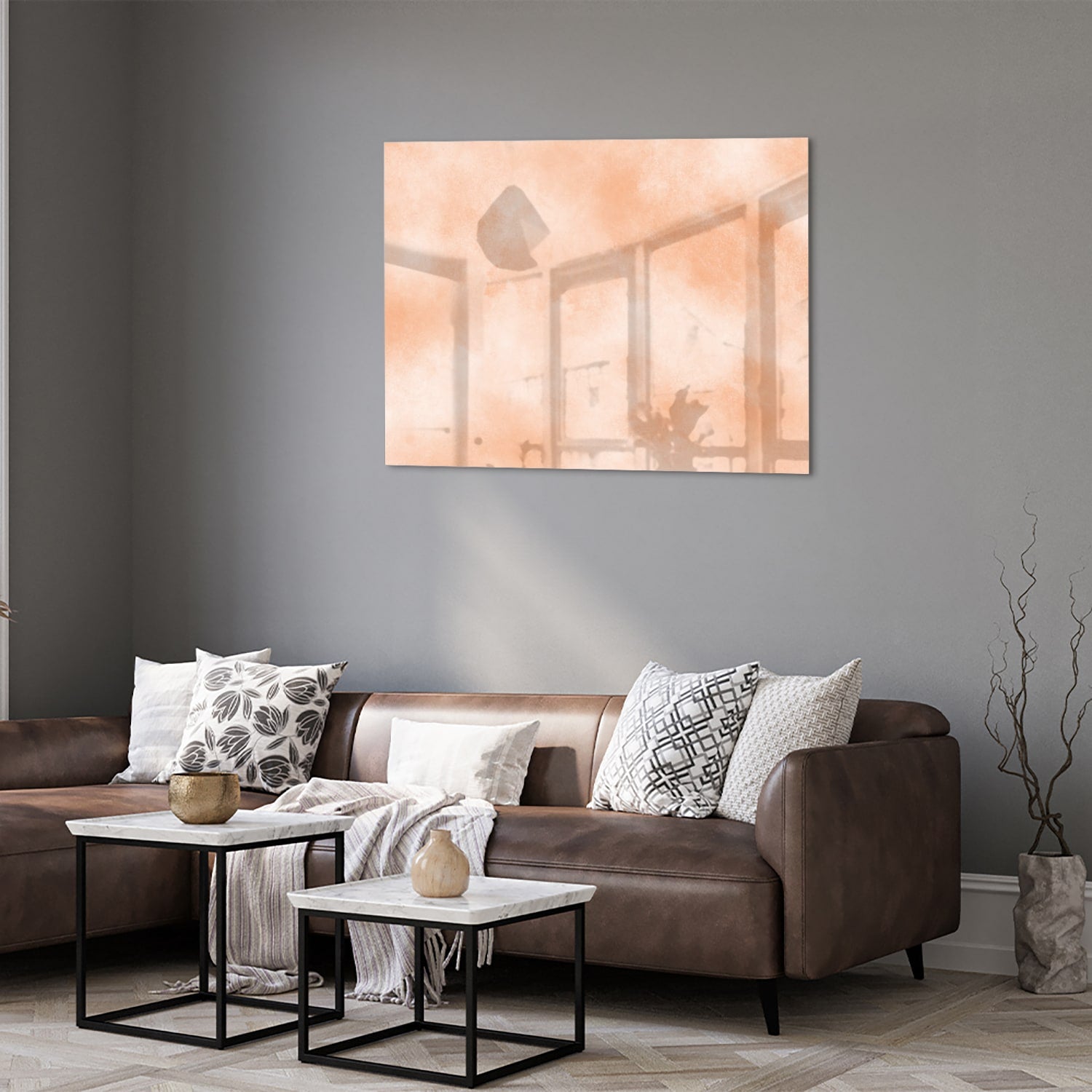 Glas schilderij in warme aardetinten hangt boven een houten kast in een moderne woonkamer.