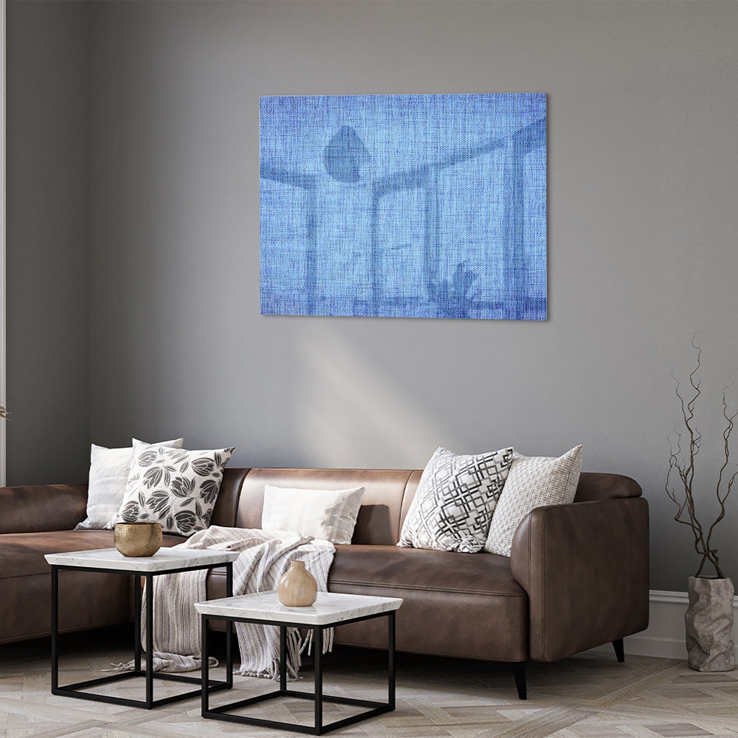 Blauw glazen schilderij aan de muur in een moderne woonkamer