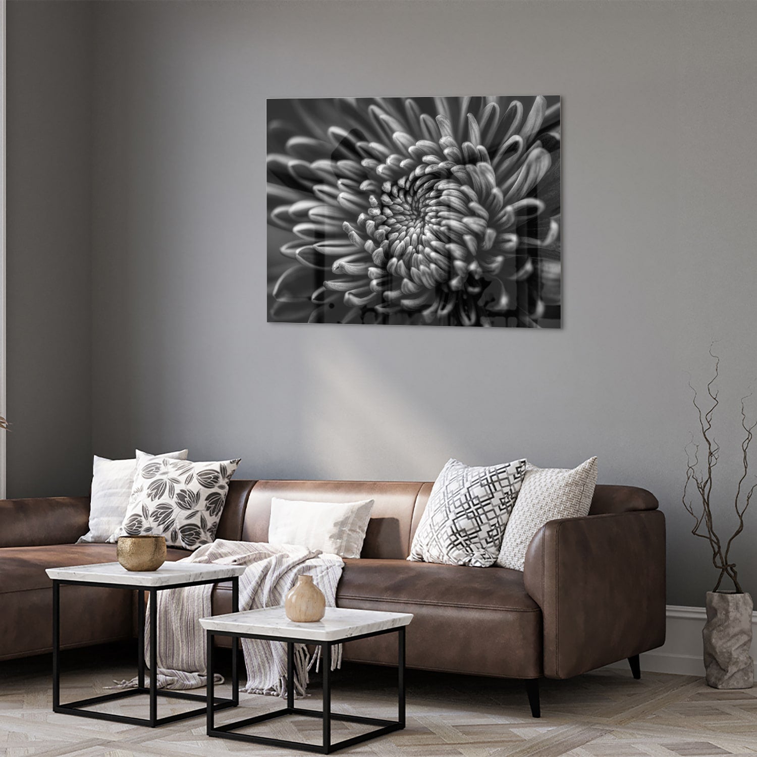 Zwart-wit glas schilderij van een kronkelige bloem aan de muur.