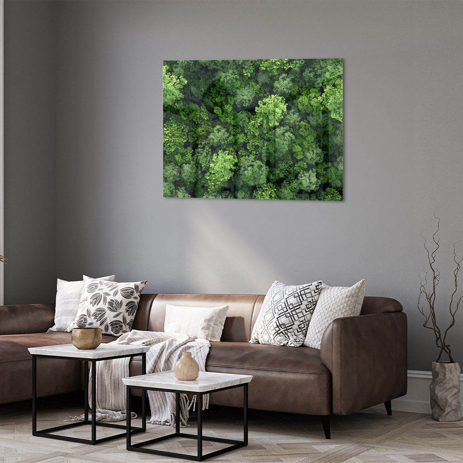 Luchtfoto van een weelderig groen bos op een muur in een moderne kamer.