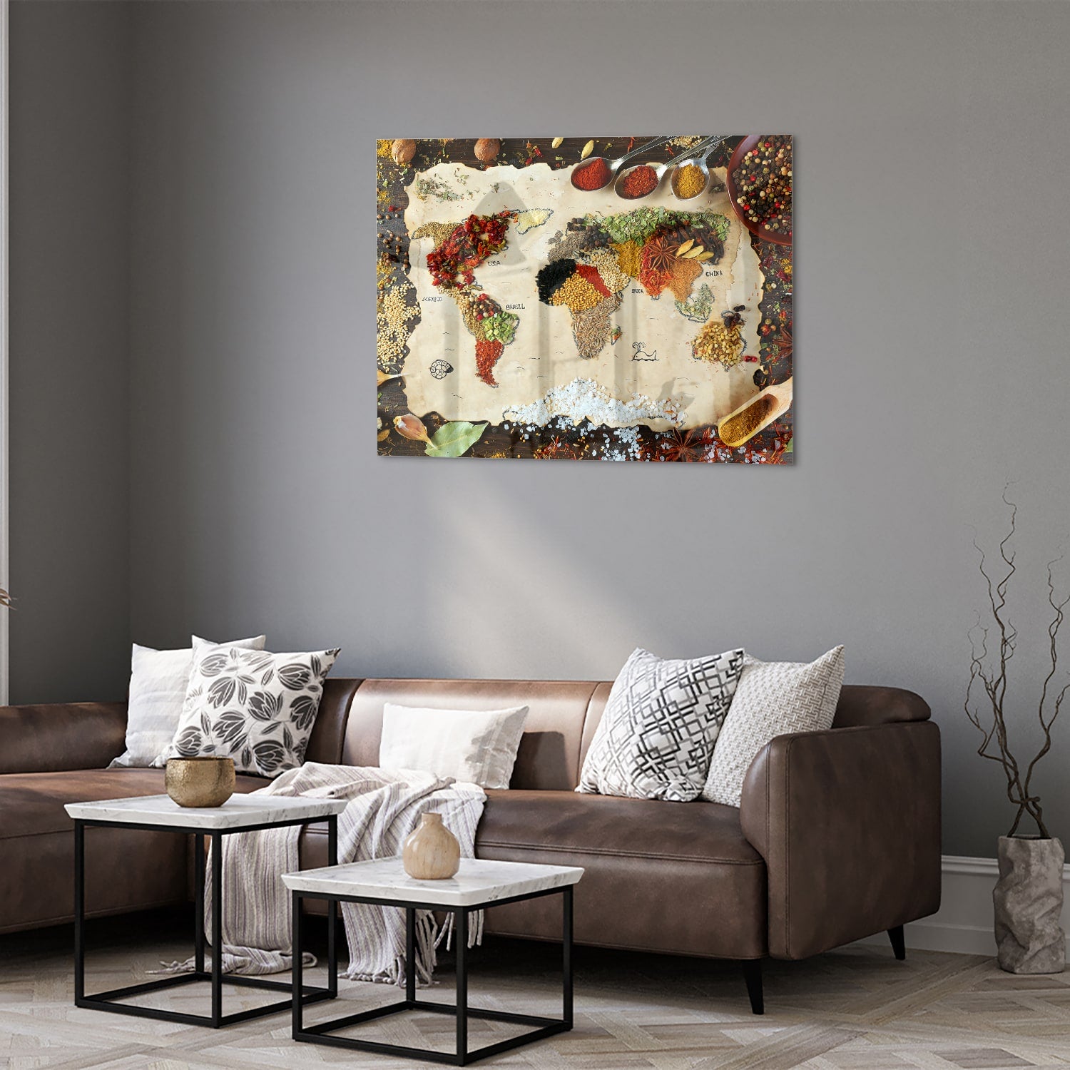 Kleurrijk glazen schilderij met een artistieke weergave van fruit en specerijen aan de muur.