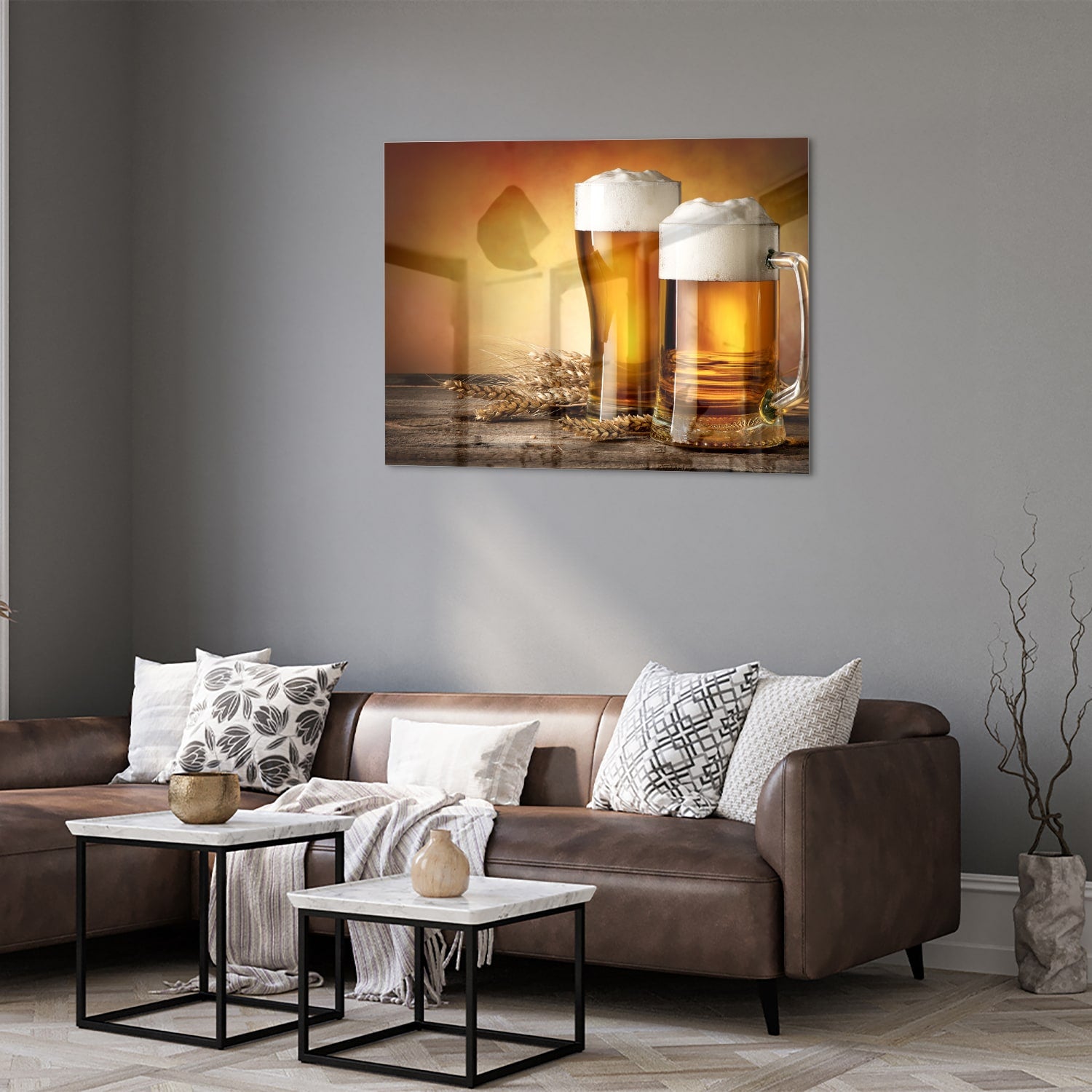 Glazen schilderij met twee volle bierglazen op een houten tafel