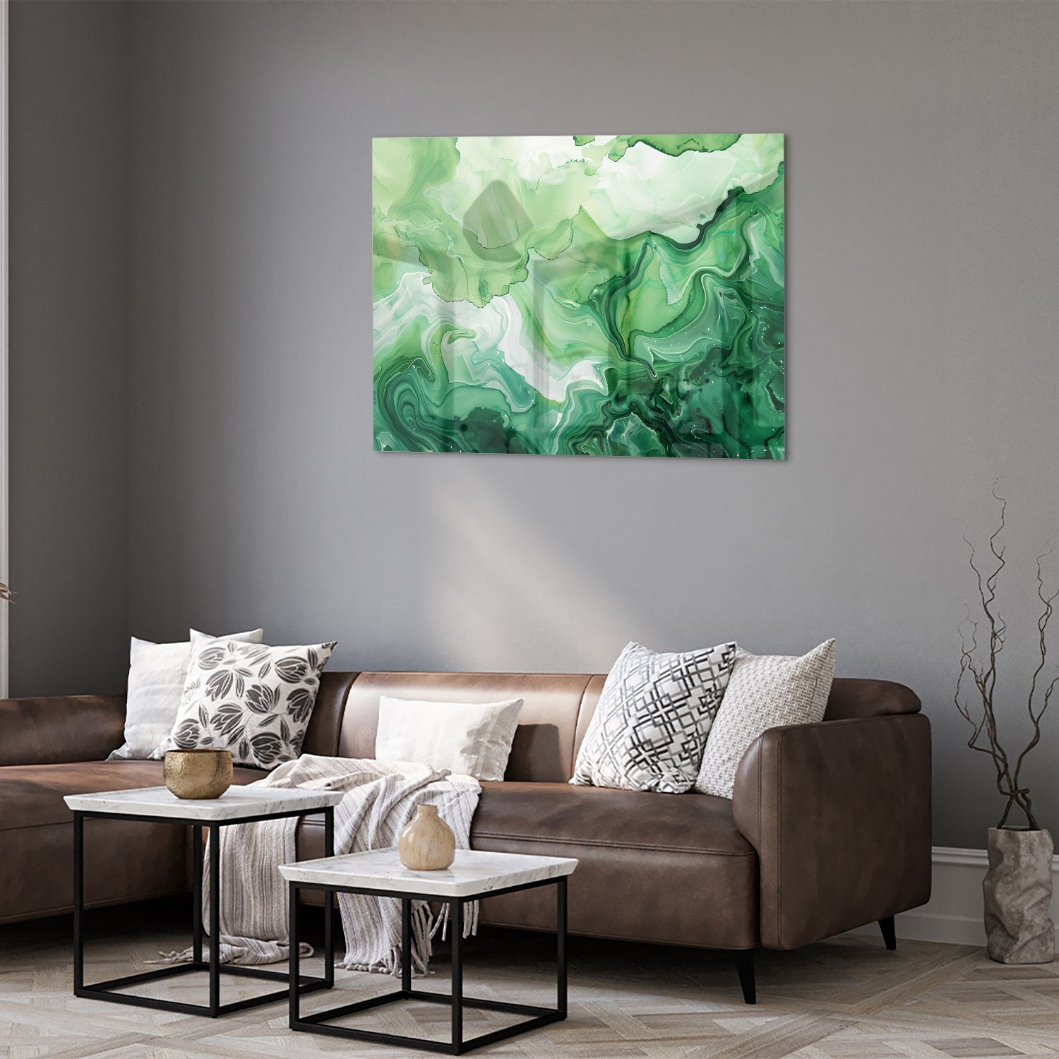 Een groen marmeren glazen schilderij dat hangt boven een kast in een moderne woonkamer.