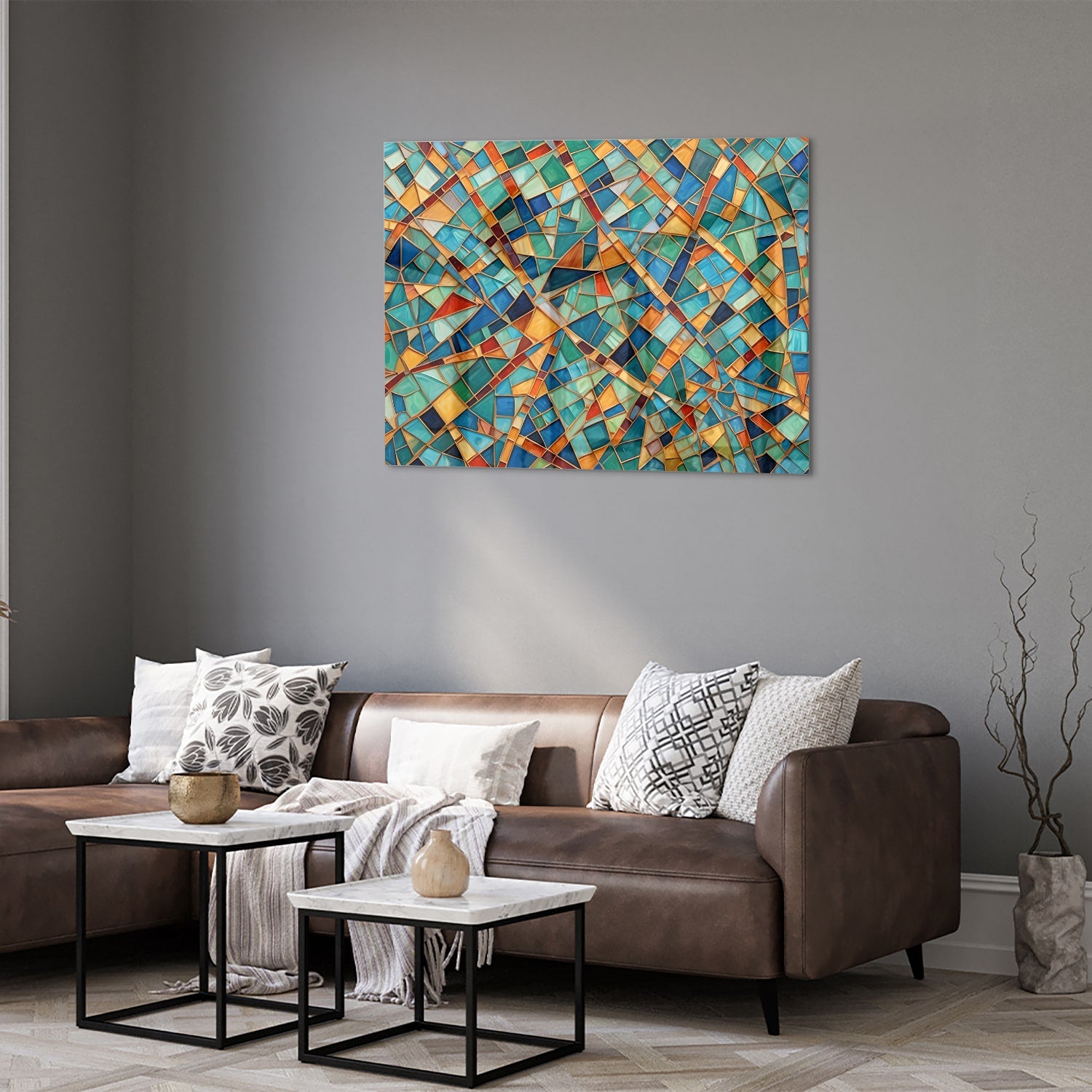 Kleurrijk abstract glazen schilderij aan de muur boven een houten meubel.
