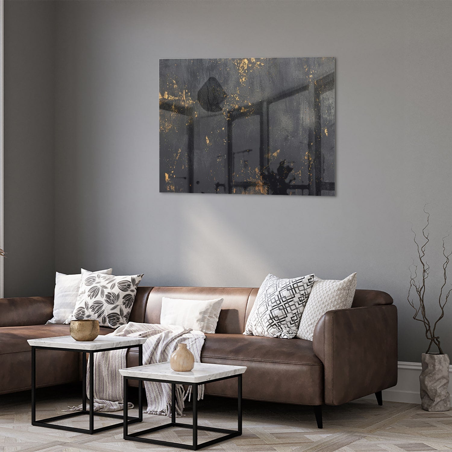 Glazen schilderij met een zwart oppervlak en gouden accenten hangt aan de muur in een moderne woonkamer.