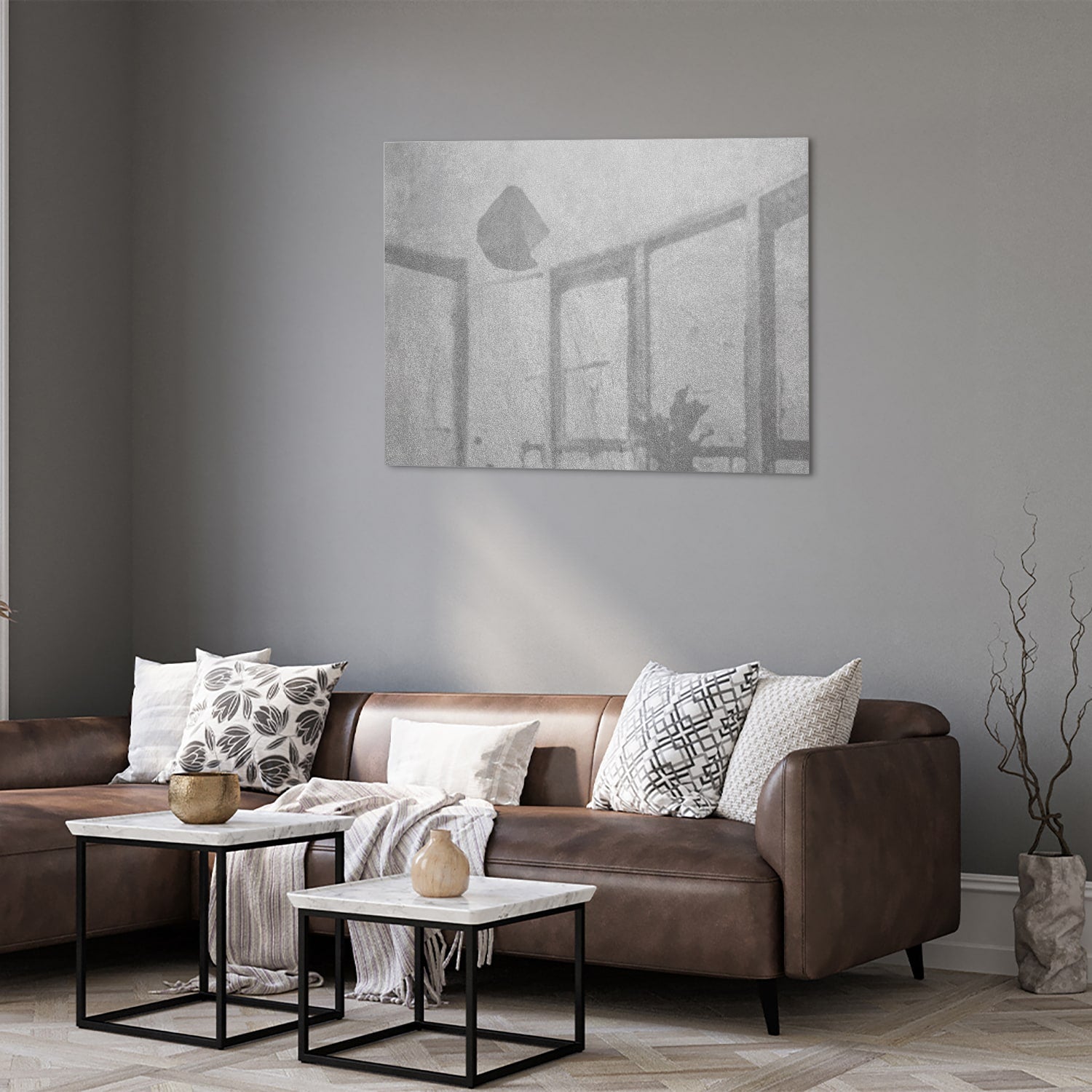 Minimalistisch glazen schilderij met handafdrukken aan de muur.