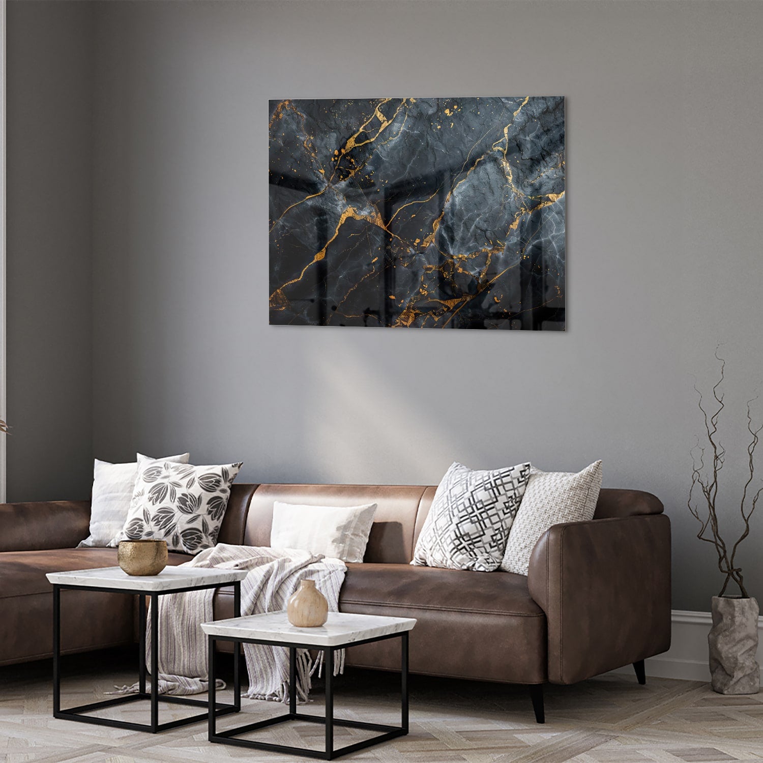 Glazen schilderij met marmerlook in zwart met gouden details aan de muur.