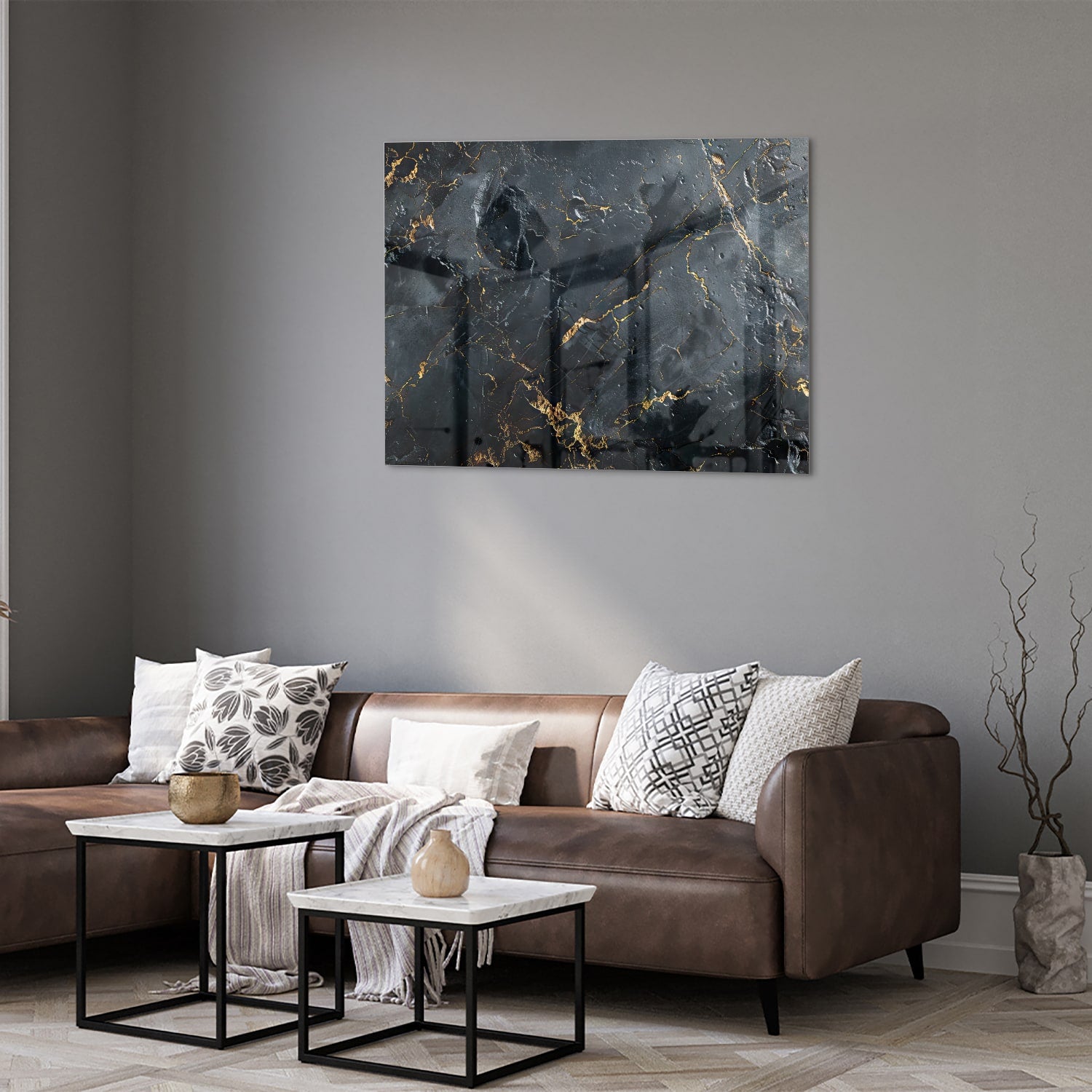 Glazen schilderij met zwarte marmerlook en gouden details aan de muur.