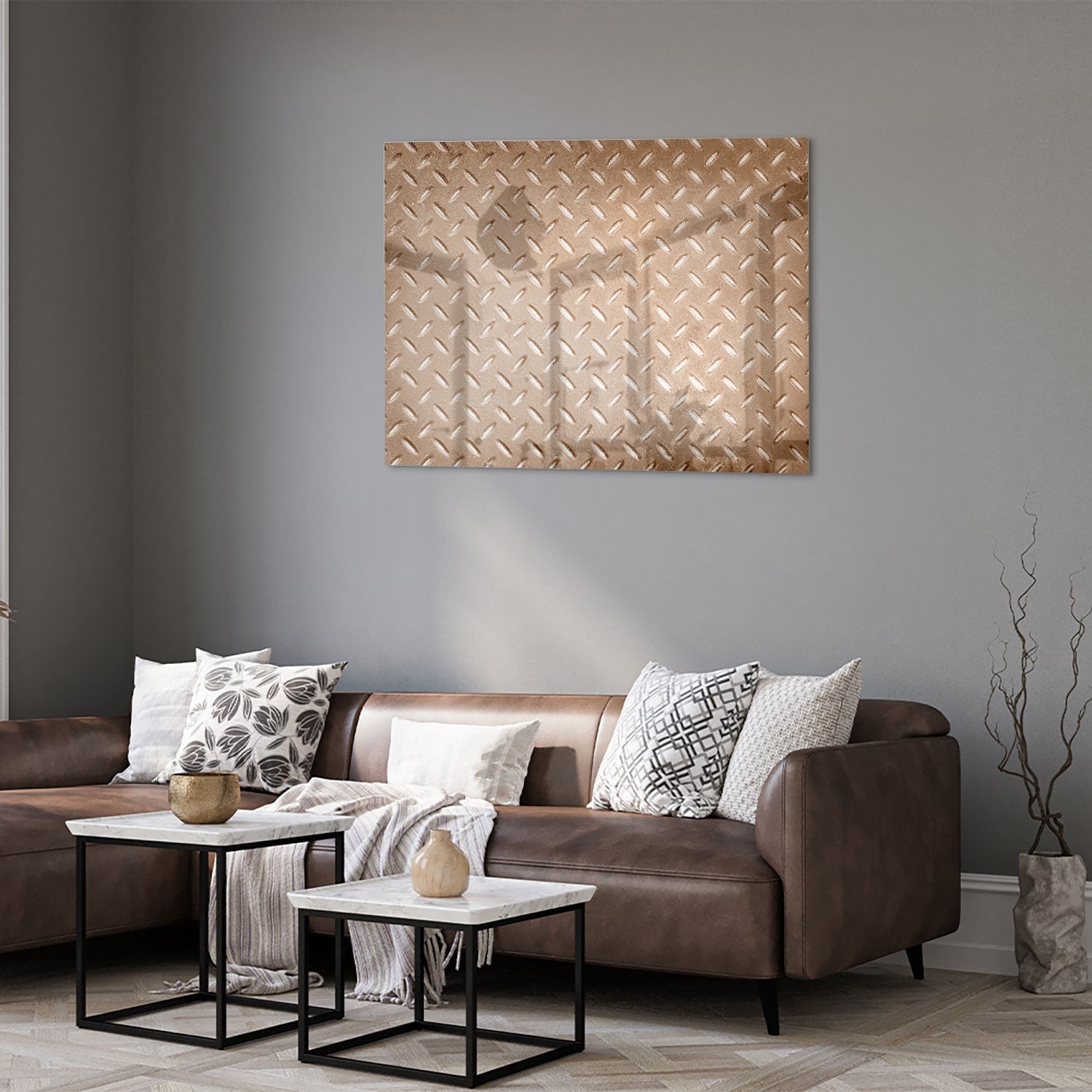 Glazen schilderij met een geometrisch patroon aan de muur in een stijlvolle kamer.