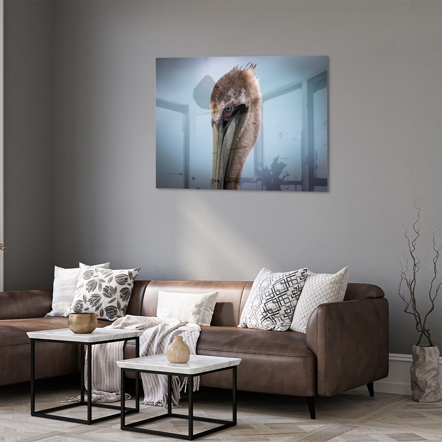 Glazen schilderij van een pelikan met een elegant design in een moderne woonkamer.