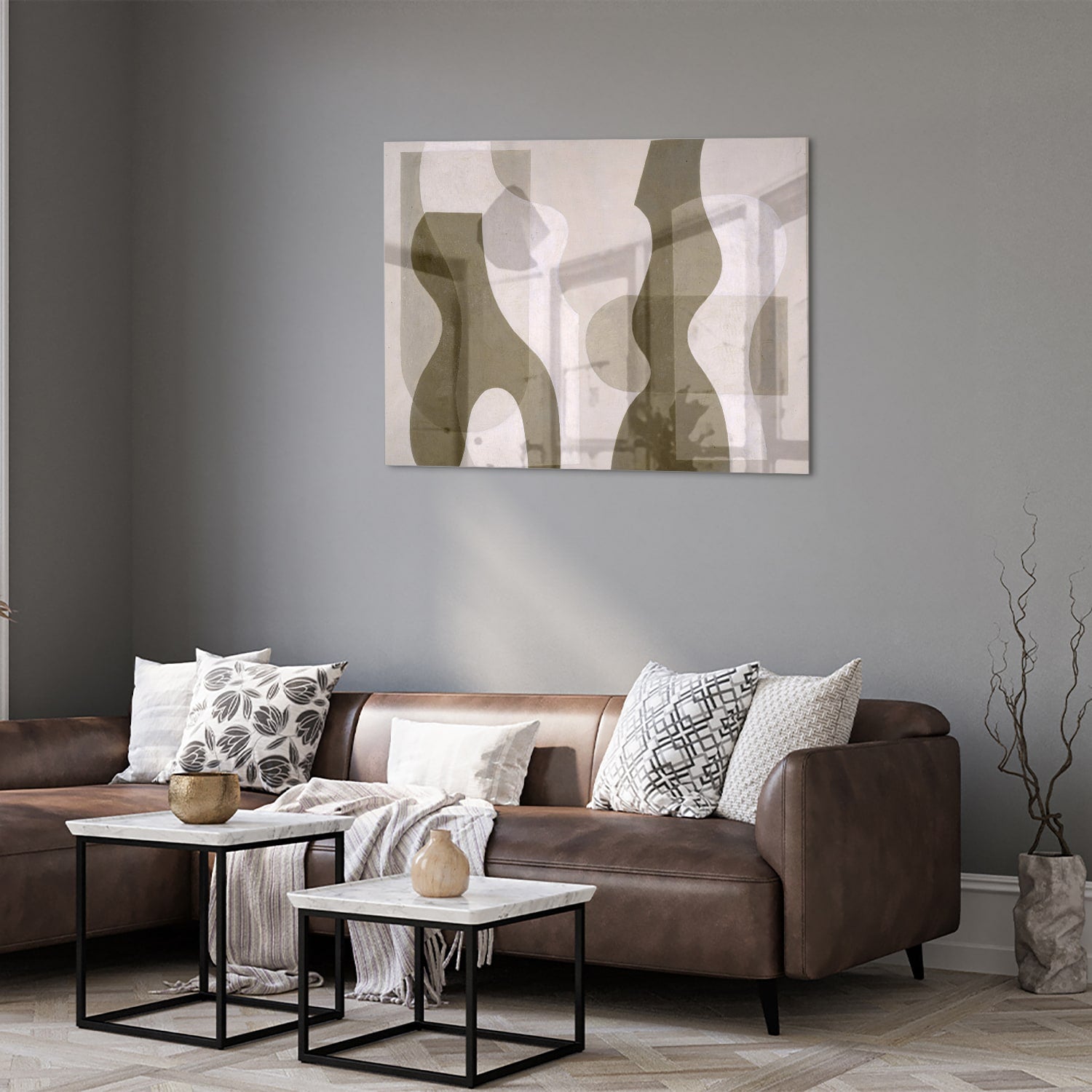 Moderne glazen schilderij met abstracte vormen in een woonkamer.