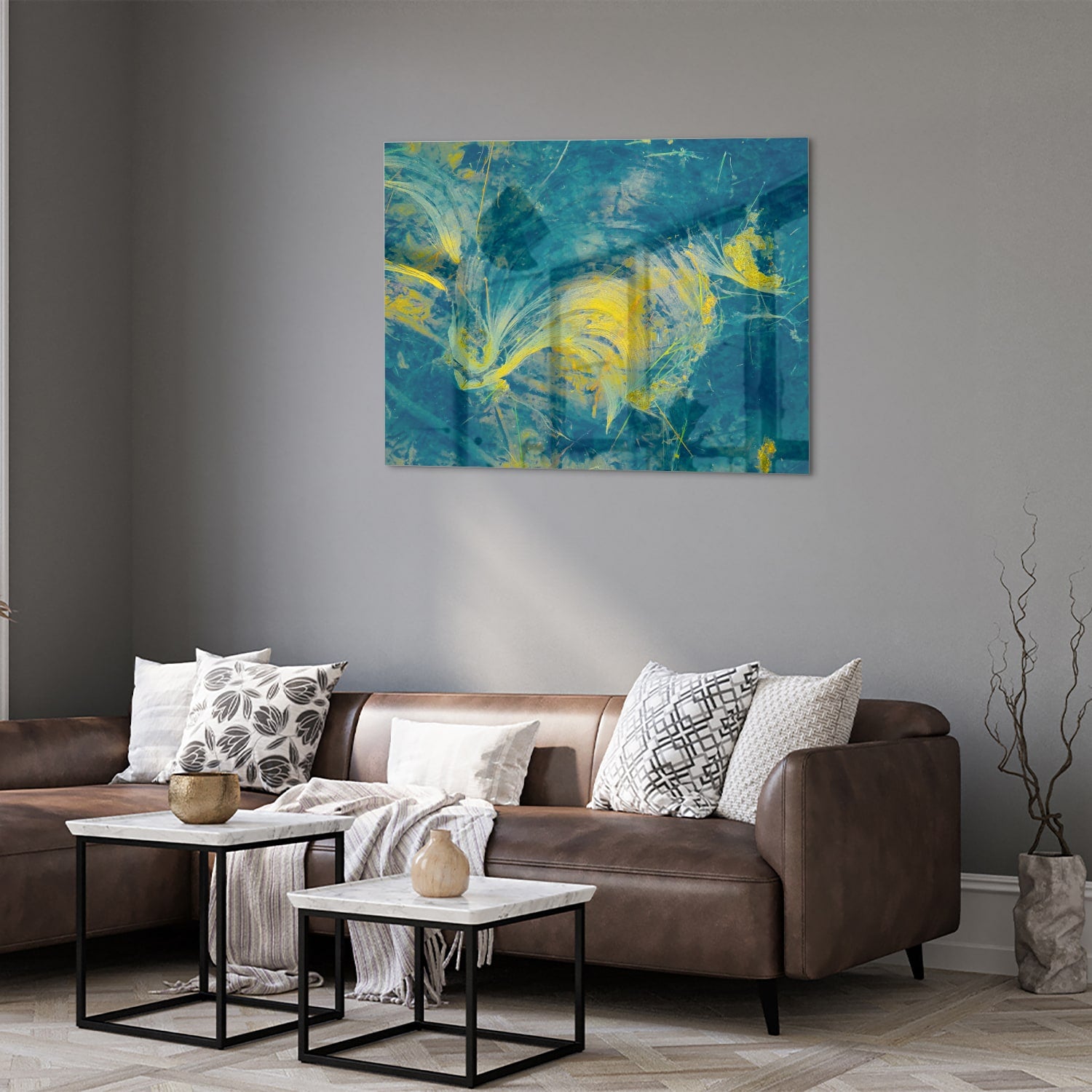 Abstract glazen schilderij met blauw en geel dat aan de muur hangt
