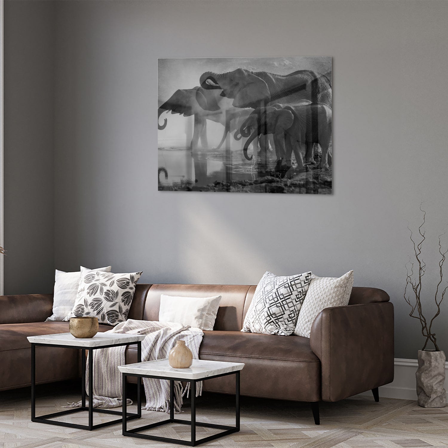 Glazen schilderij van olifanten in een moderne woonkamer