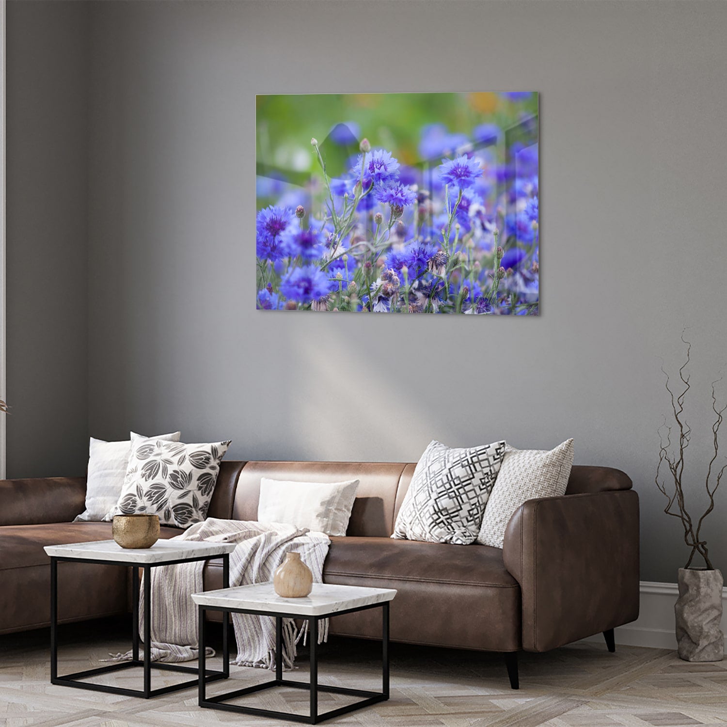 Glazen schilderij met paarse bloemen aan de muur in een lichte woonkamer.