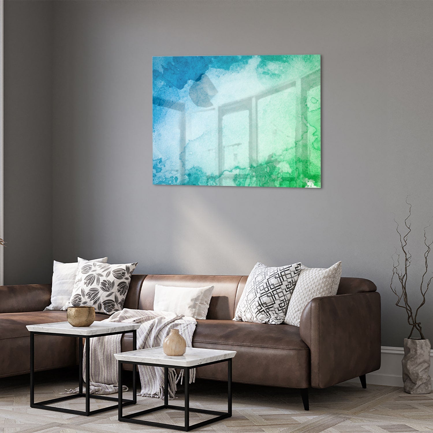 Abstract glazen schilderij in diverse tinten blauw en groen aan de muur.