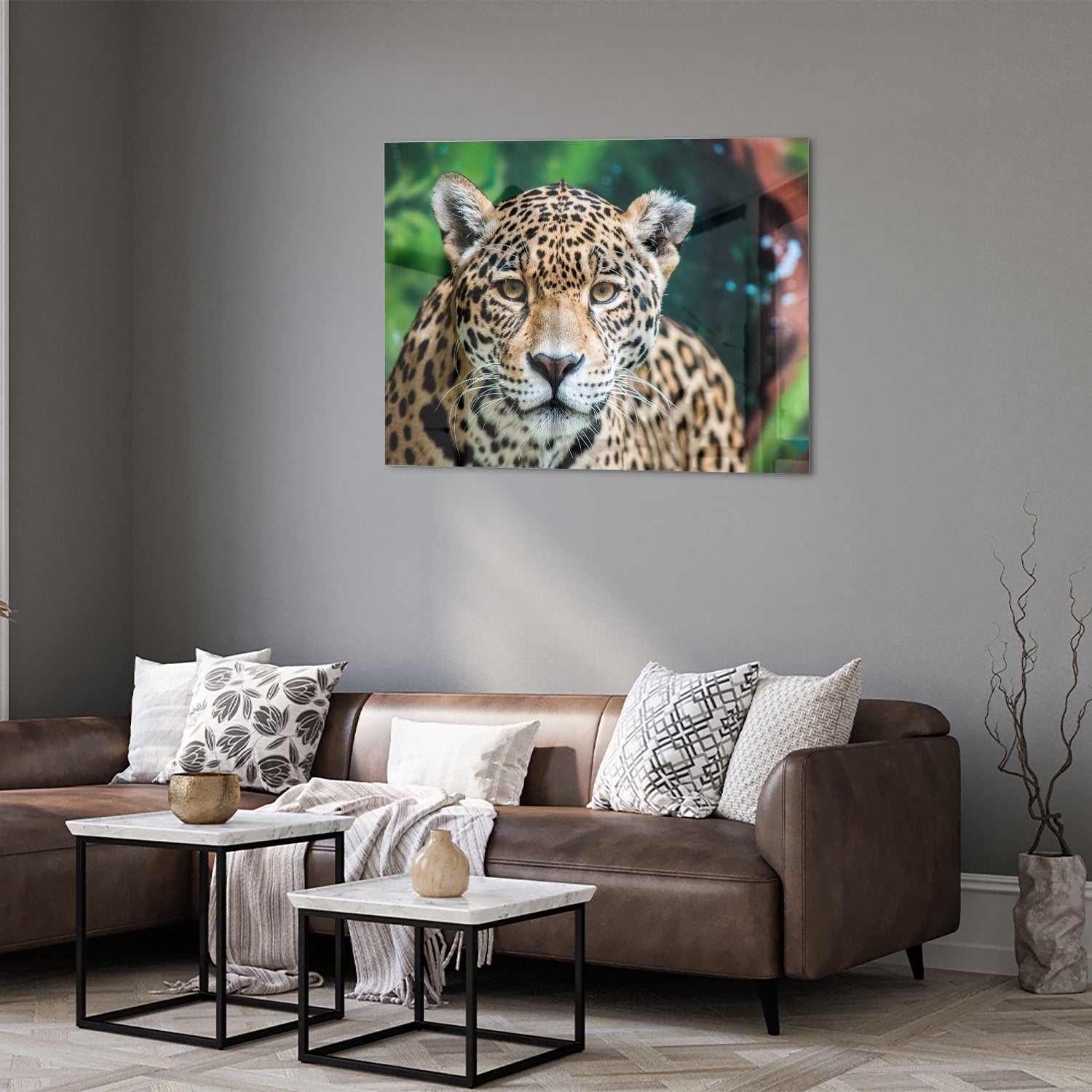 Glazen schilderij van een jaguar dat aan de muur hangt in een moderne woonkamer.