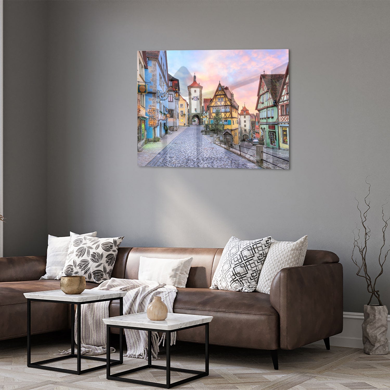 Glazen schilderij van een pittoreske straat met historische gebouwen en pastelkleuren