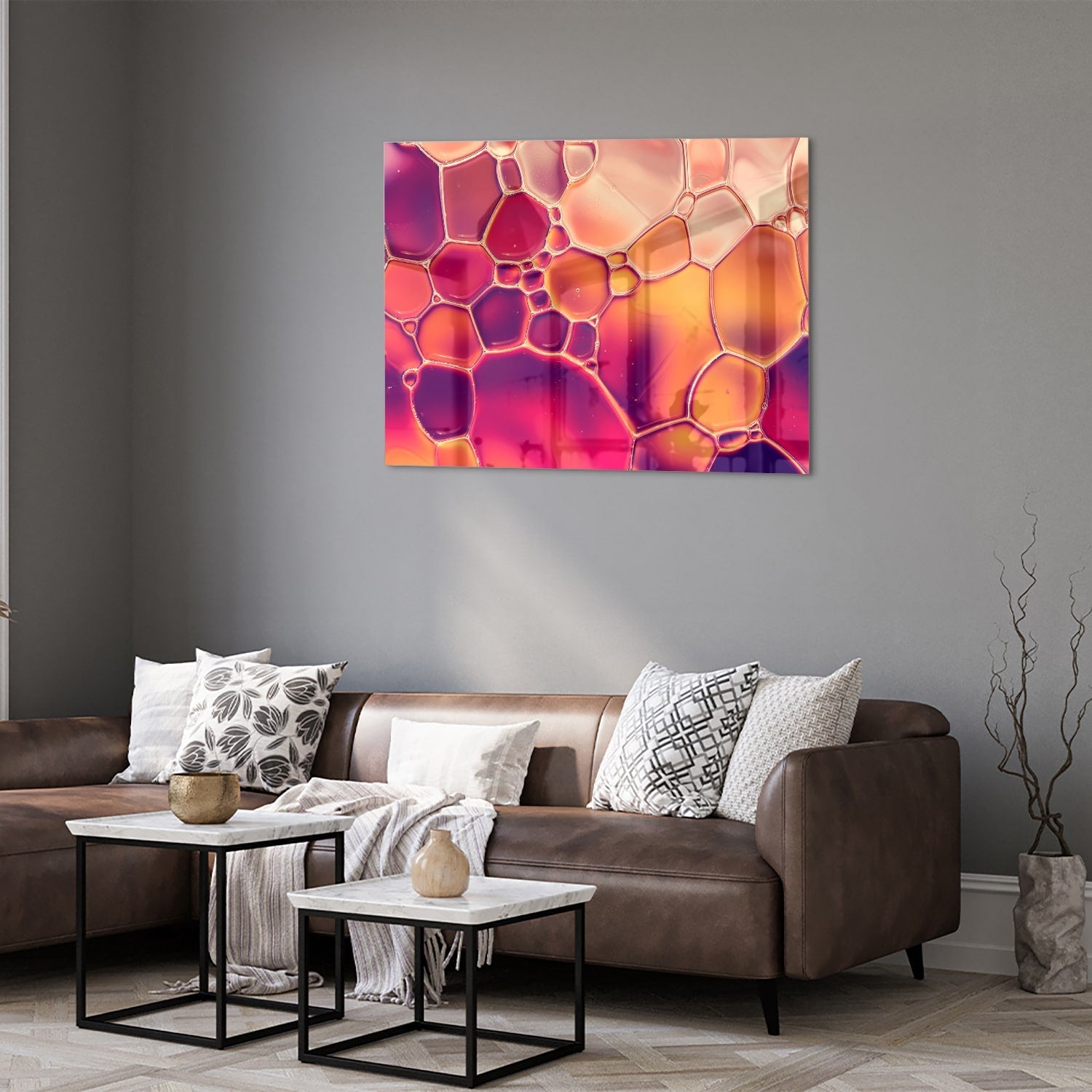 Abstract glazen schilderij met warme tinten in een interieur.