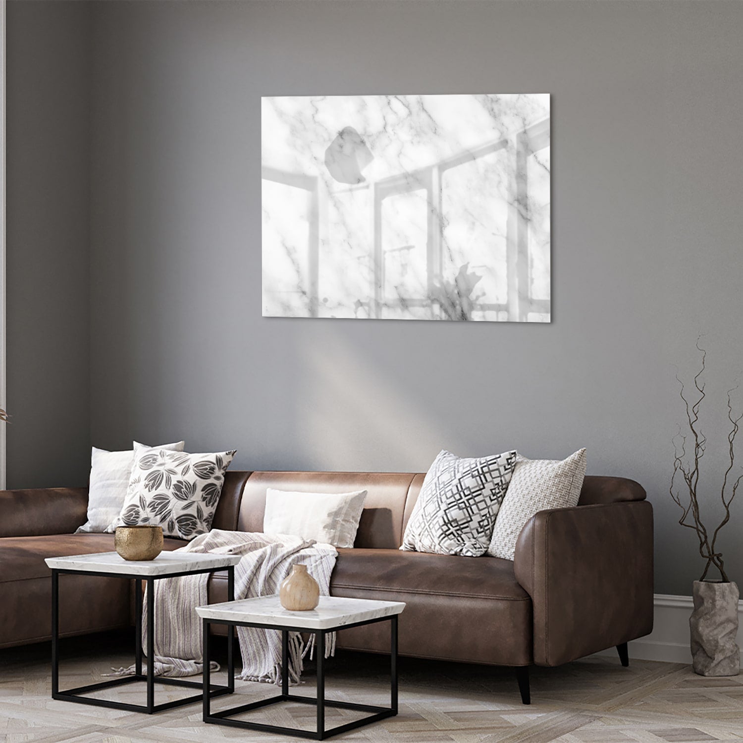 Glazen schilderij met marmer effect boven een houten meubel in een lichte kamer.