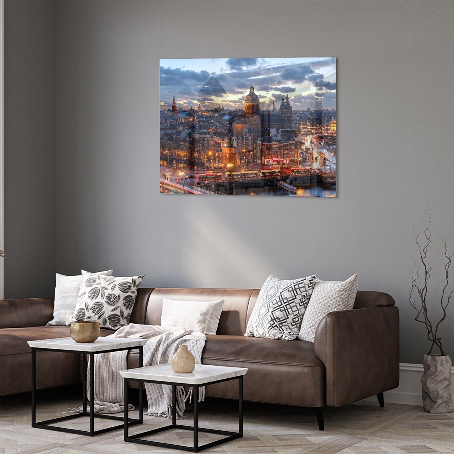 Glazen schilderij van een stedelijk landschap met stadslichten.