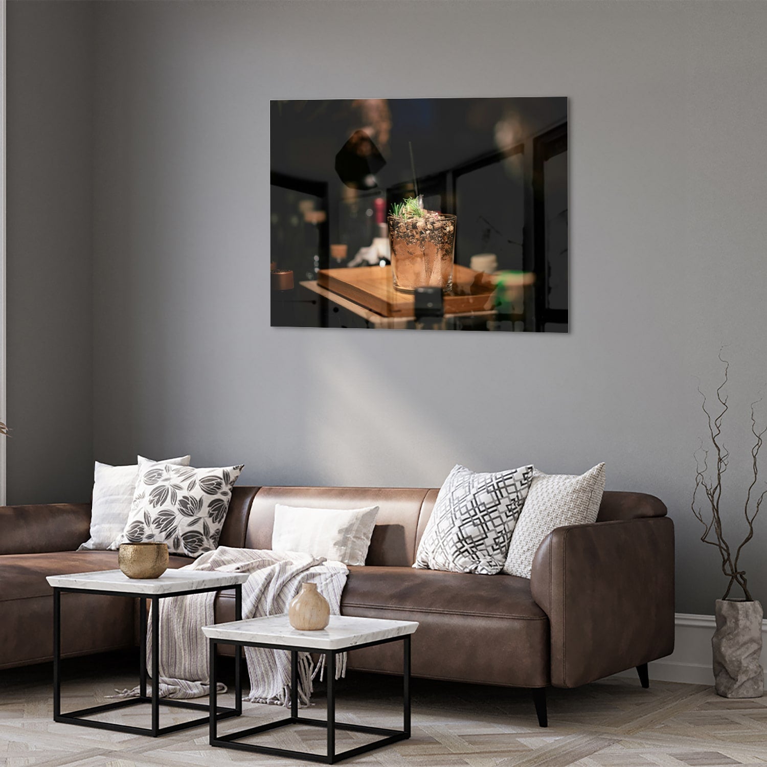 Glazen schilderij van een cocktail die sfeer en luxe uitstraalt.