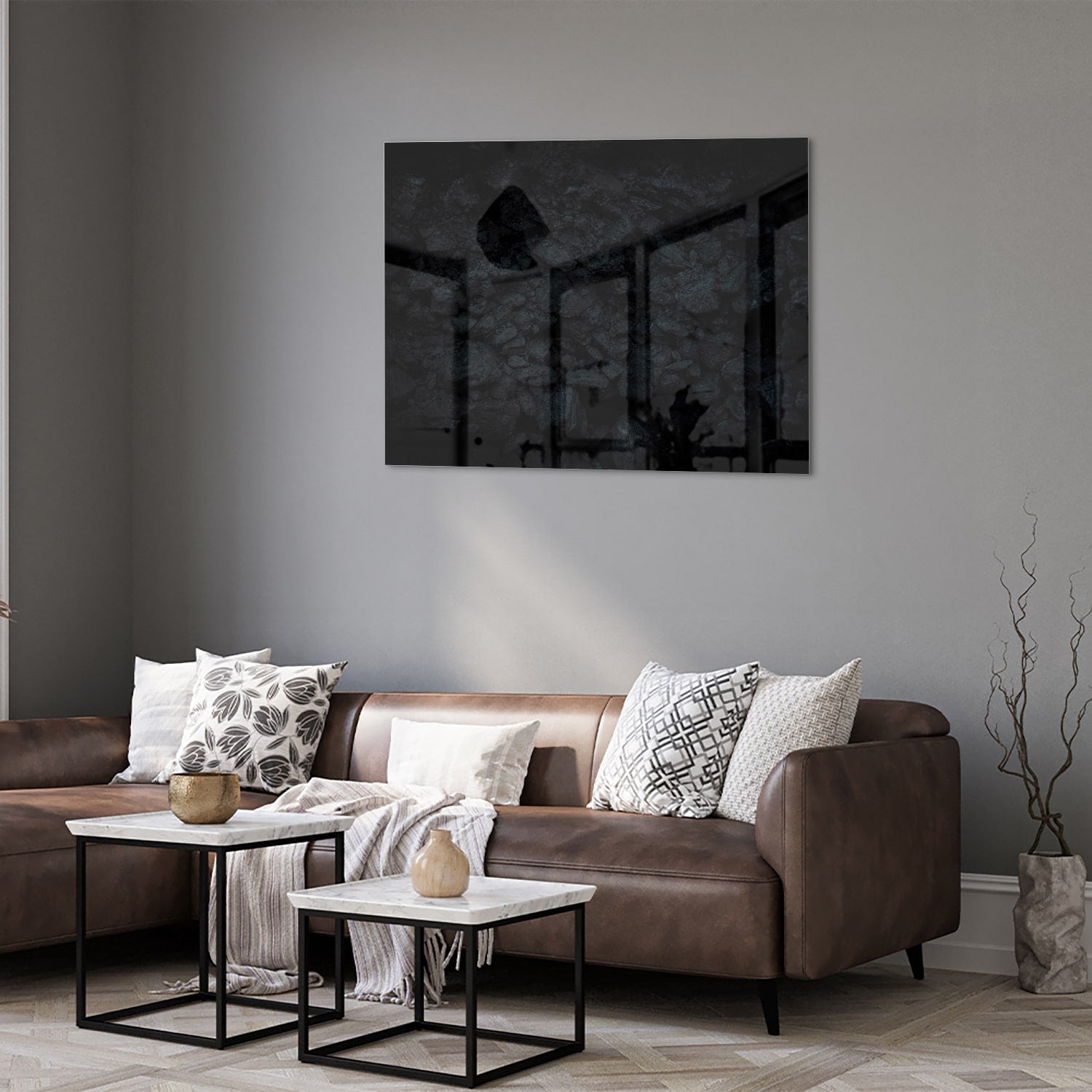 Moderne glazen schilderij met abstracte schakeringen aan de muur in een lichte kamer.