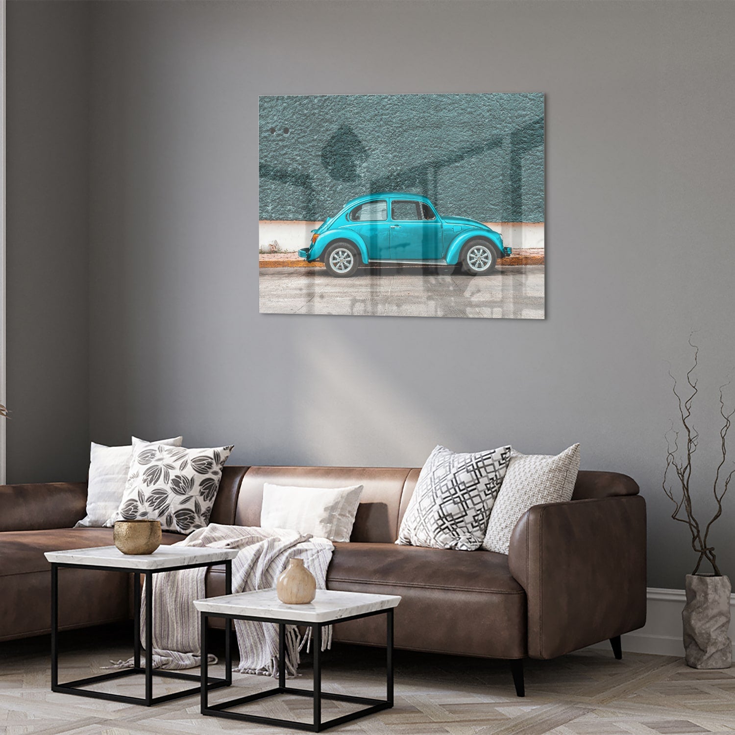 Glazen schilderij van een turquoise auto aan de muur in een moderne woonkamer.