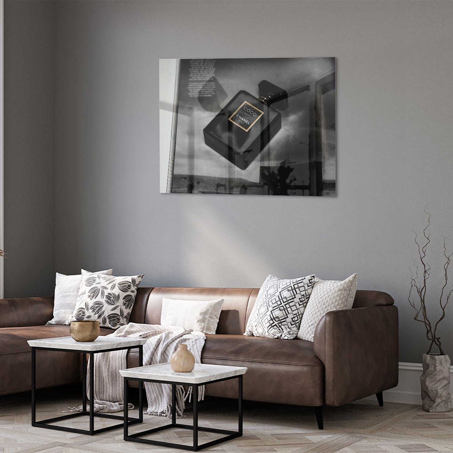 Glazen schilderij van een parfumfles in een modern interieur