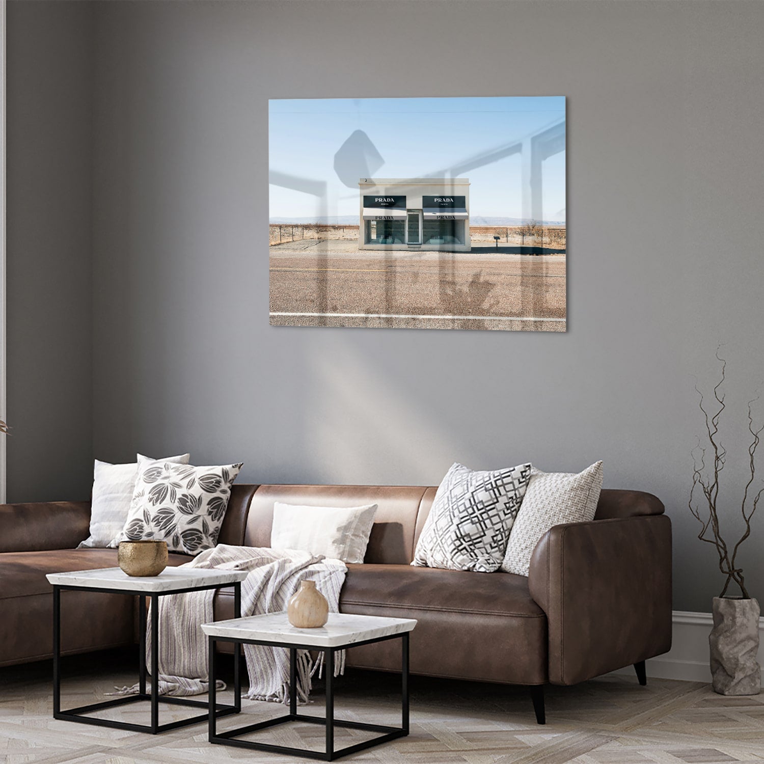 Glazen schilderij van een woestijnlandschap met moderne architectuur