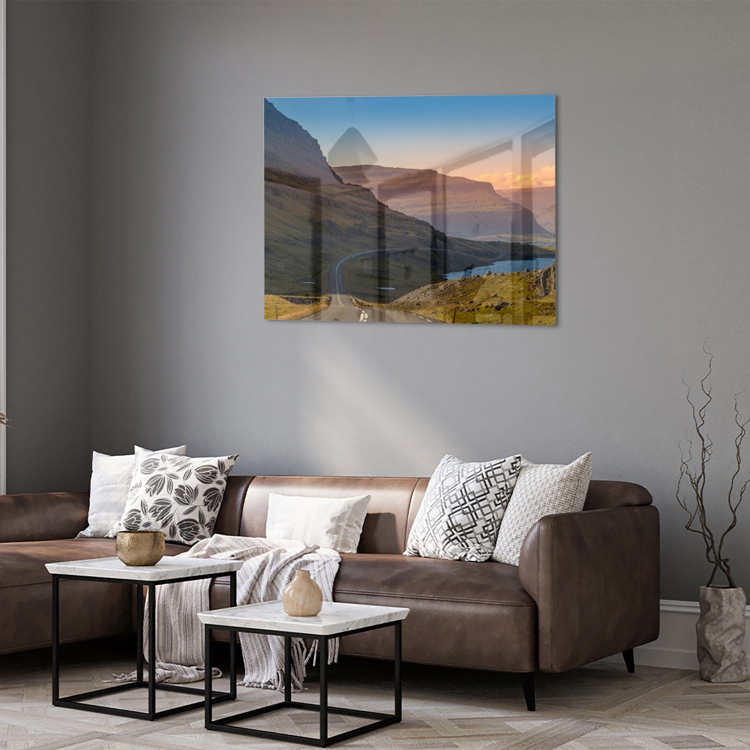 Glazen schilderij met uitzicht op bergen en een rivier in een modern interieur.