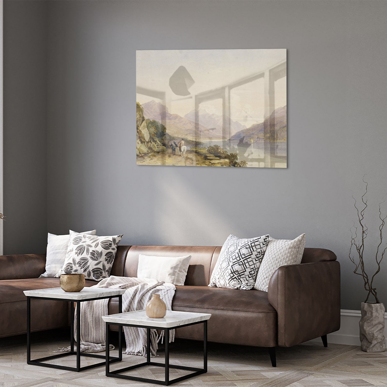 Glazen schilderij van een serene natuurlijke landschaapscne met bergen en water.