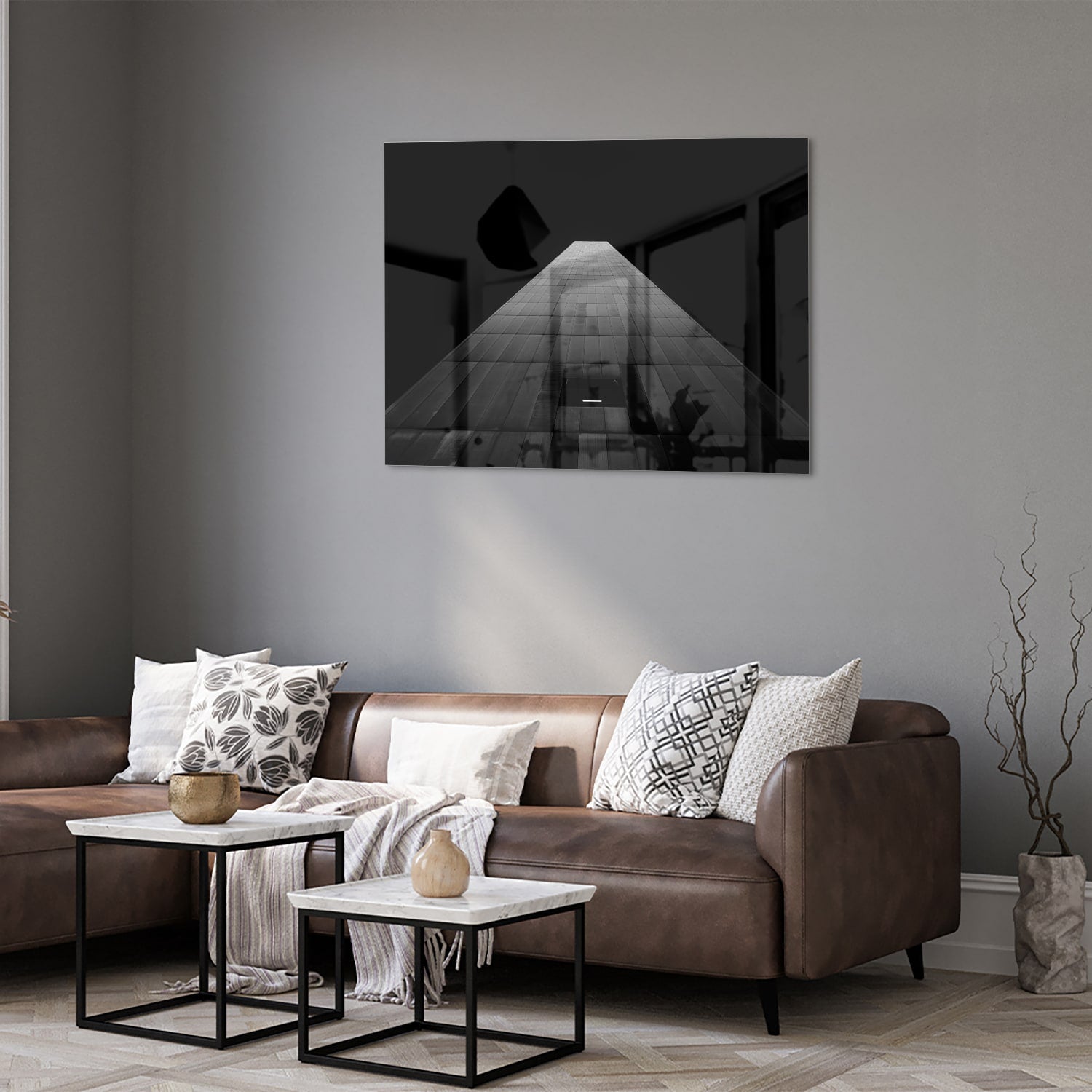 Minimalistisch glazen schilderij met lichtinval op houten vloer