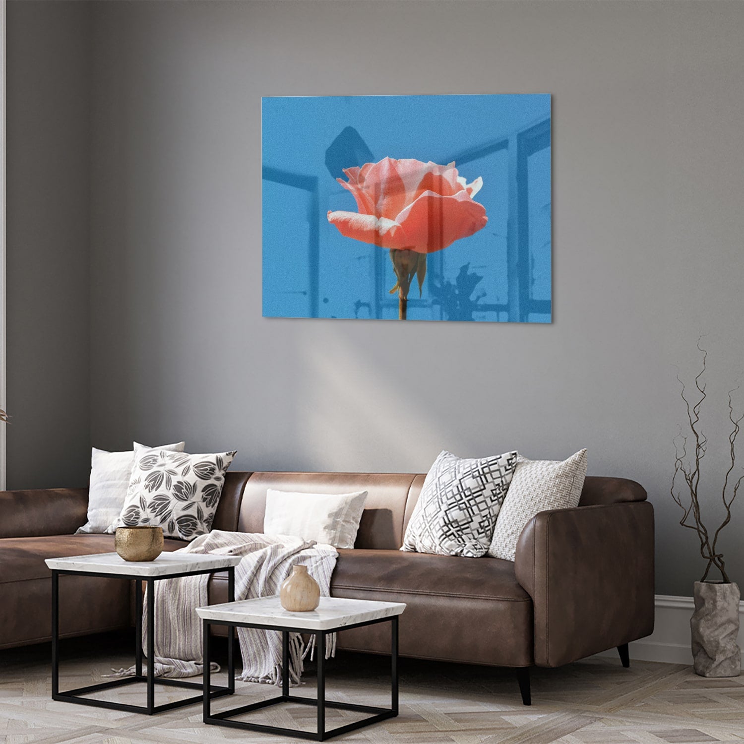 Glas schilderij van een roze roos op een blauwe achtergrond, geschikt voor wanddecoratie.