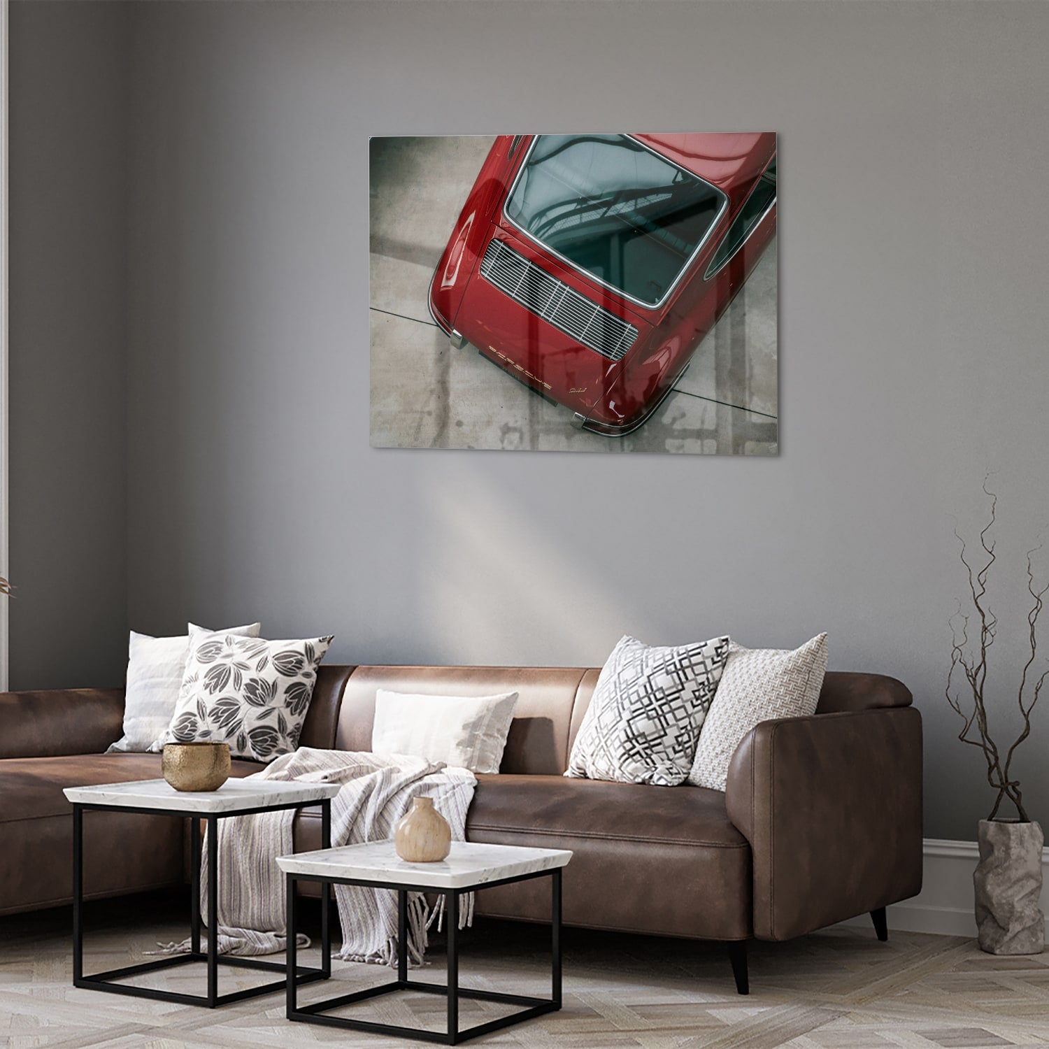 Glazen schilderij van een bovenaf gezien rode auto op een muur.