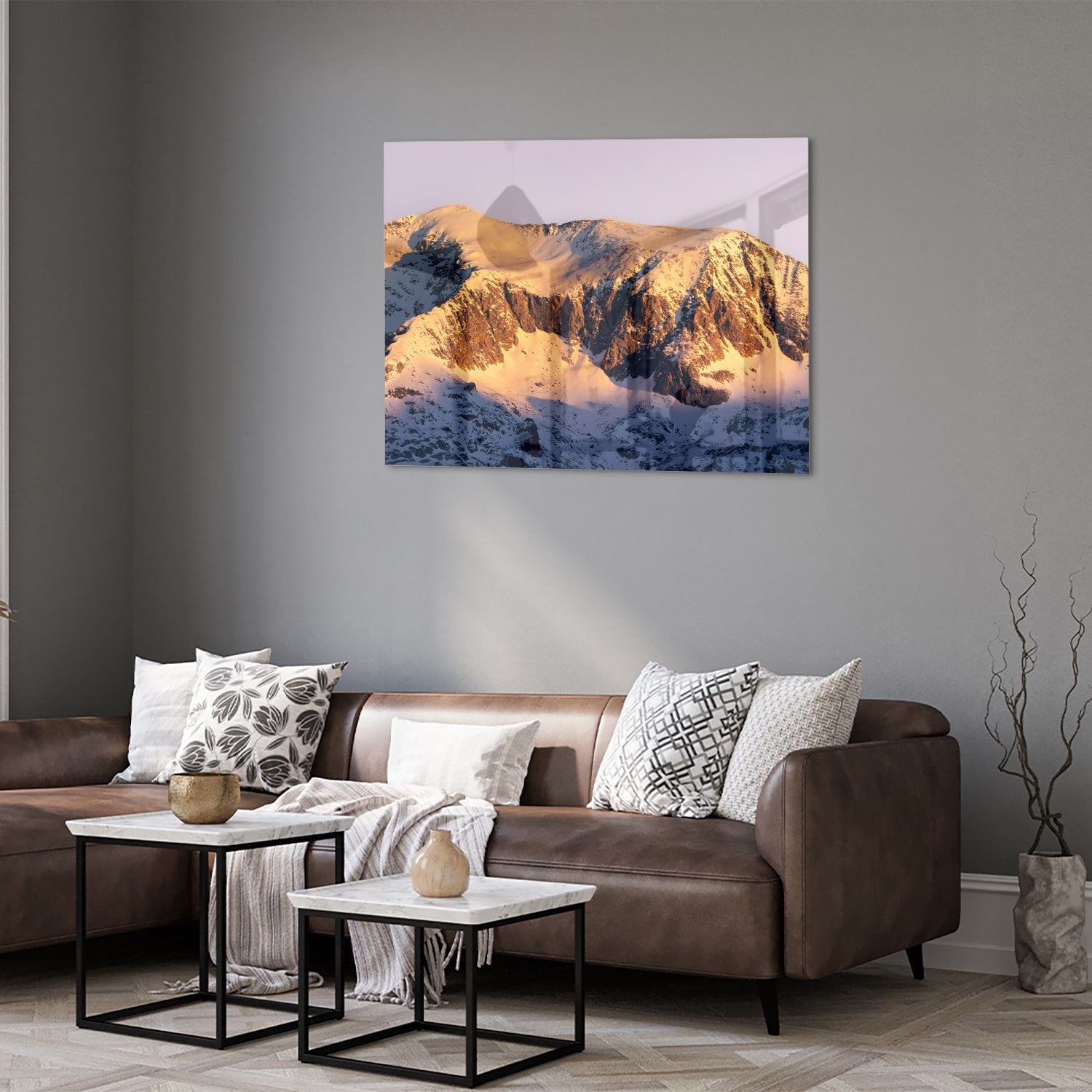 Glazen schilderij van een berglandschap met zonovergoten toppen en sneeuw