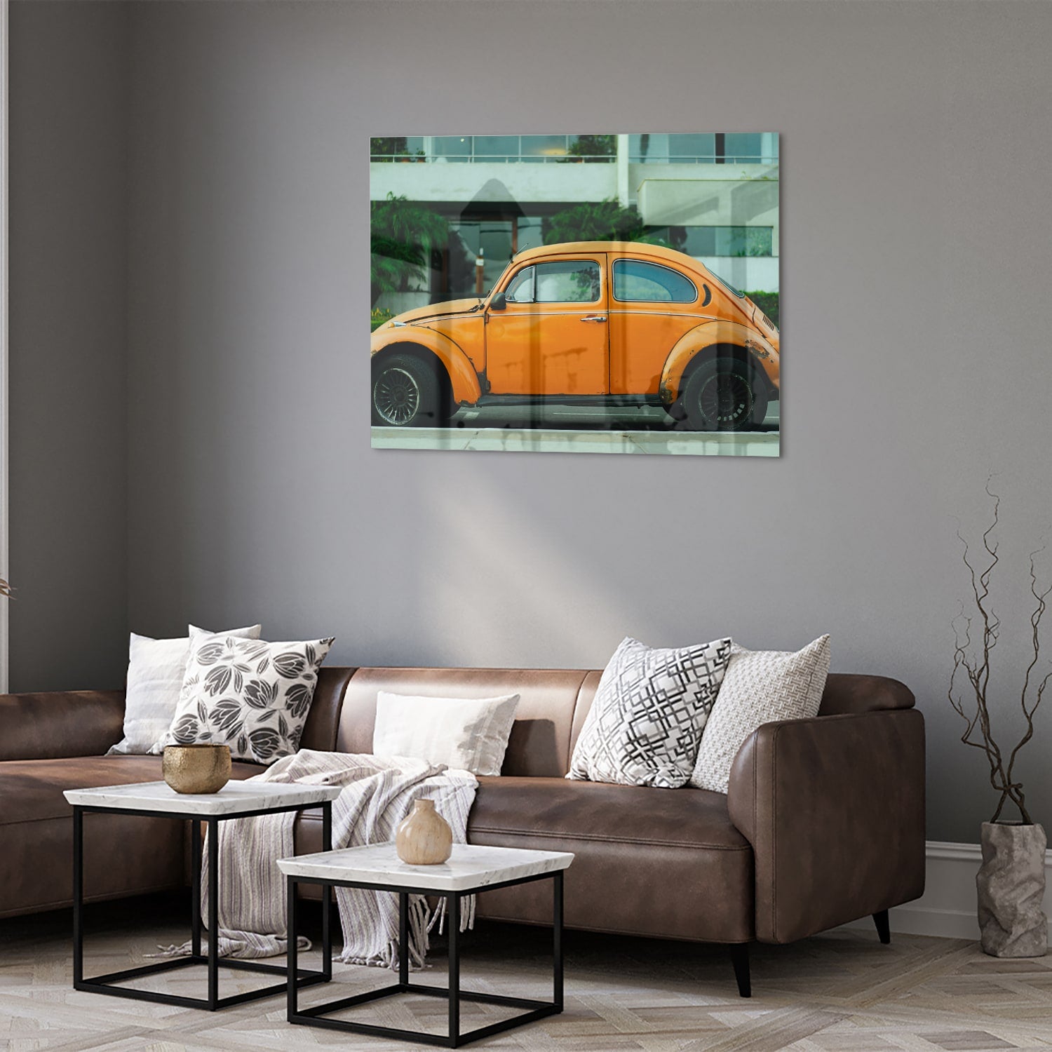 Glazen schilderij van een oranje Volkswagen Kever op een muur