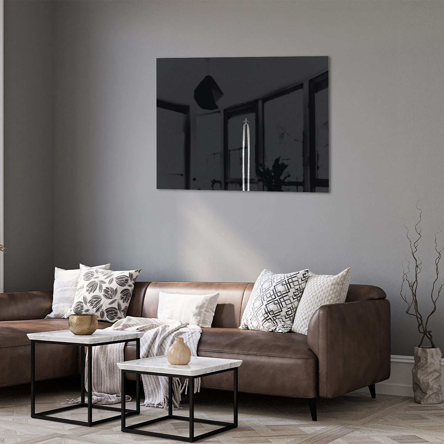 Zwart glazen schilderij aan de muur in een moderne woonkamer met houten meubel.