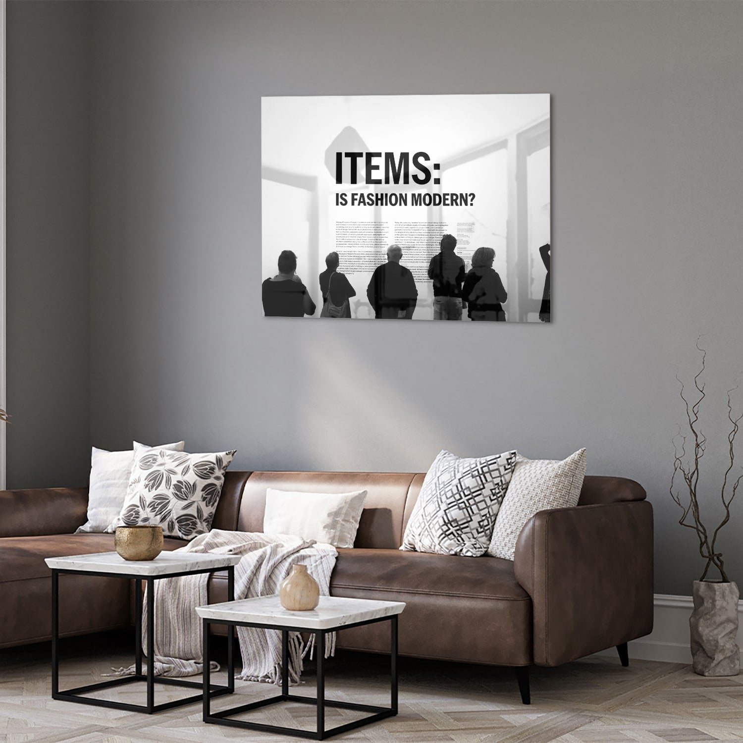 Glazen schilderij met de tekst 'ITEMS: IS FASHION MODERN?', stijlvol gepresenteerd boven een houten meubel.