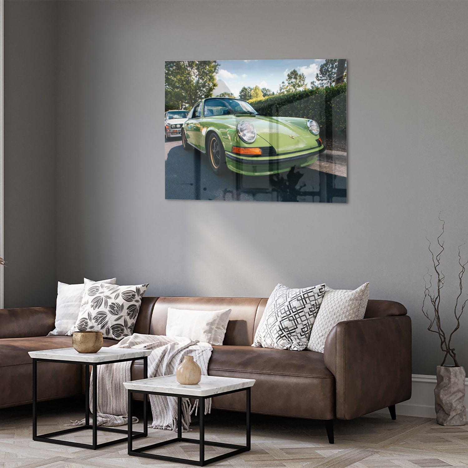 Glas schilderij van een groene Porsche aan de muur in een stijlvol interieur