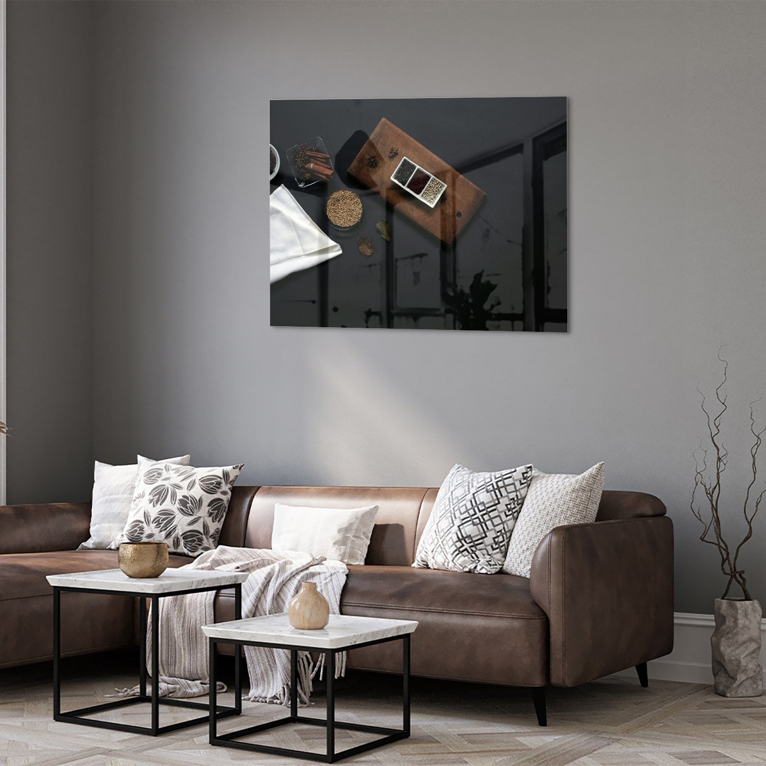 Glazen schilderij met een houten plank, koffie en notities op een tafel