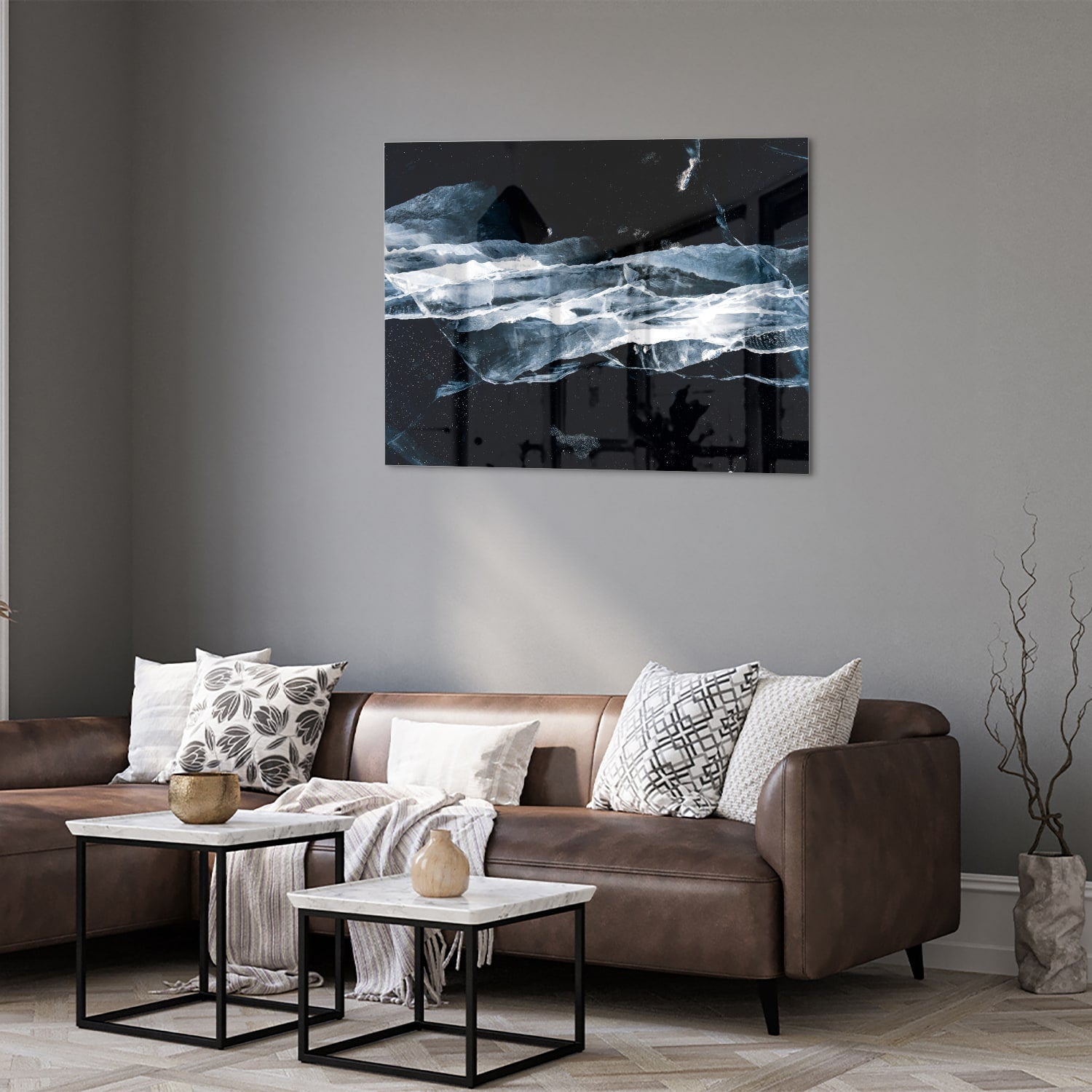 Abstract glazen schilderij in donkere kleuren met blauwe accenten, hangt aan de muur.