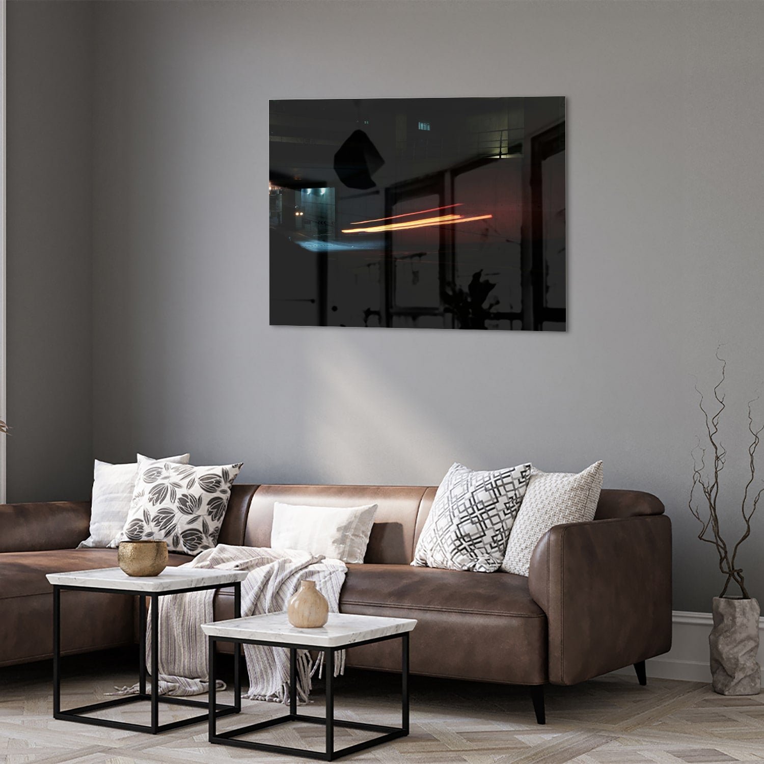 Stijlvol glazen schilderij met abstracte verlichting aan de muur boven een houten kast.