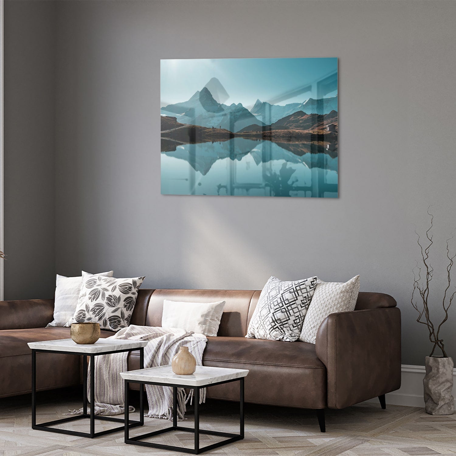 Glazen schilderij met bergen en reflecties in water.