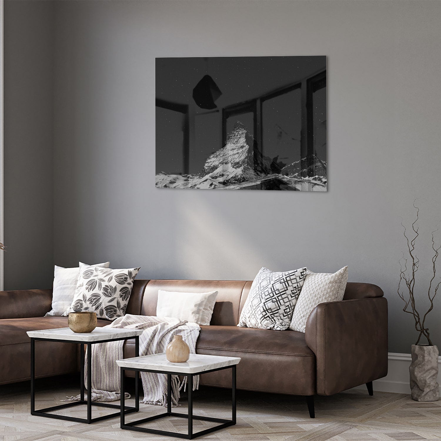 Zwart-wit glazen schilderij met een berglandschap boven een moderne kast