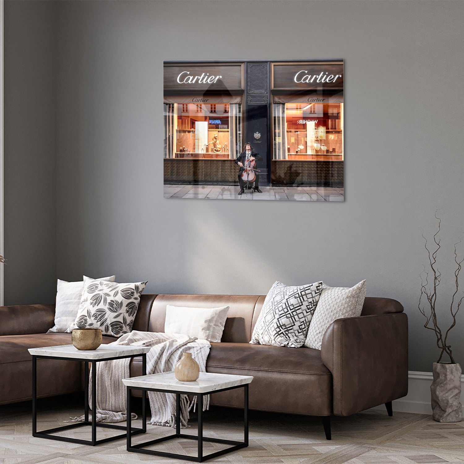 Luxe glazen schilderij van de Cartier winkel met elegantie en stijl.
