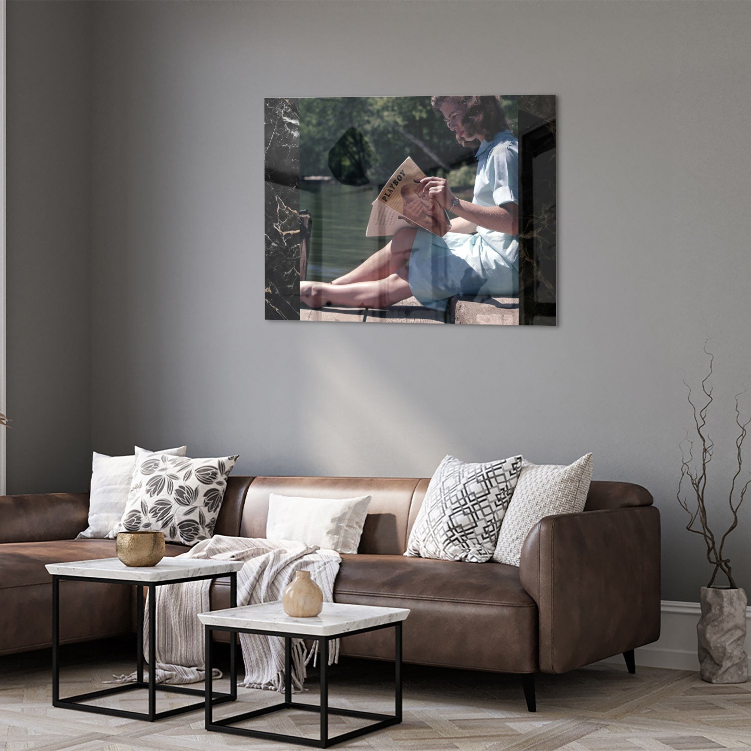 Glazen schilderij van een vrouw die aan het water leest in een serene omgeving.