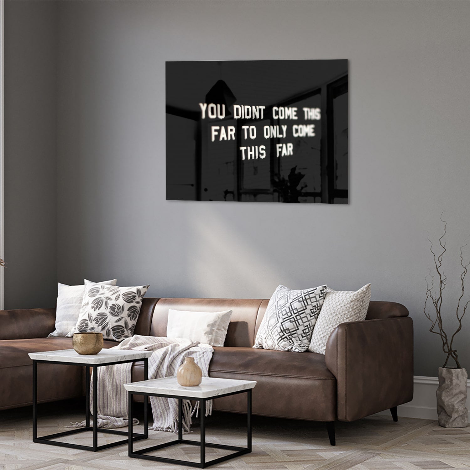 Glazen schilderij met inspirerende quote in een lichte woonkamer