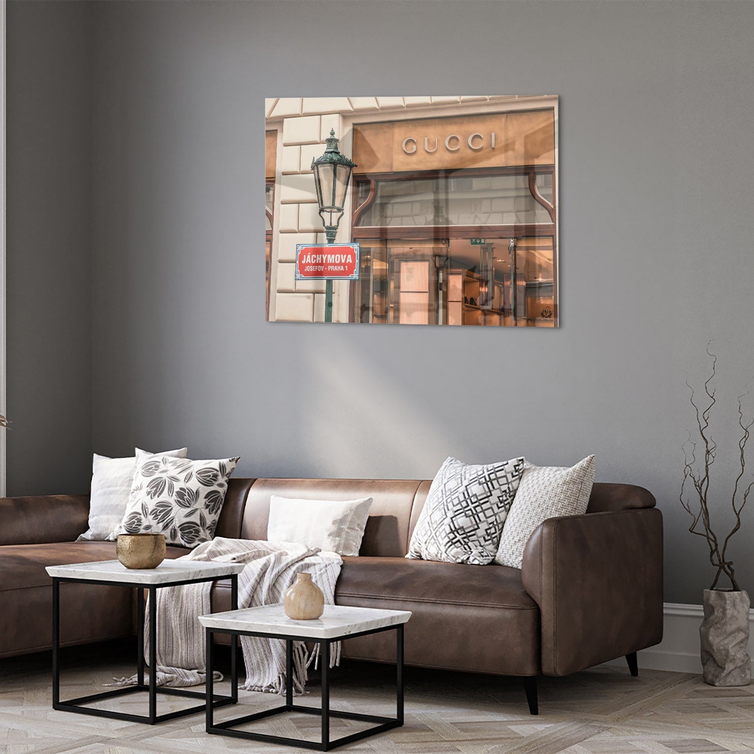 Glazen schilderij met Gucci etalage en vintage lantaarn, perfect voor wanddecoratie.